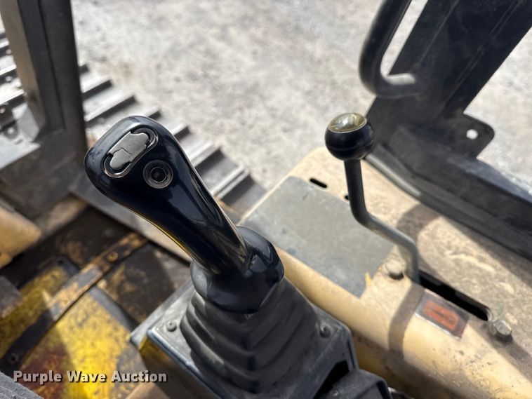 image for item DQ4348 2001 New Holland DC80 dozer