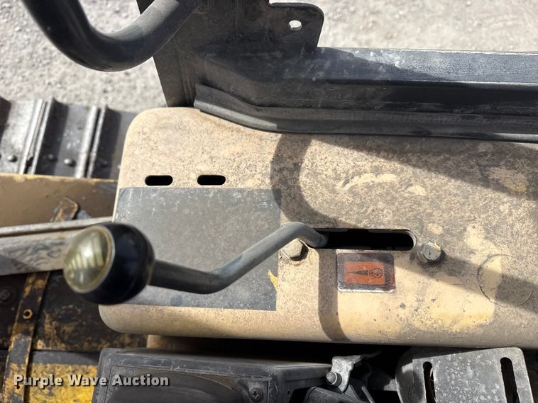 image for item DQ4348 2001 New Holland DC80 dozer