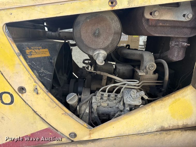 image for item DQ4348 2001 New Holland DC80 dozer