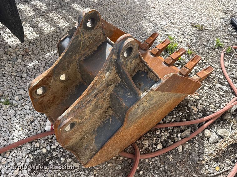 image for item DQ4349 2008 New Holland B110B backhoe