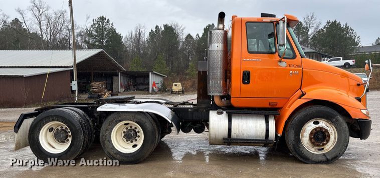 image for item DR2841 2006 International 8600 semi truck