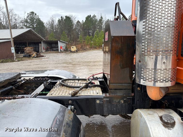 image for item DR2841 2006 International 8600 semi truck