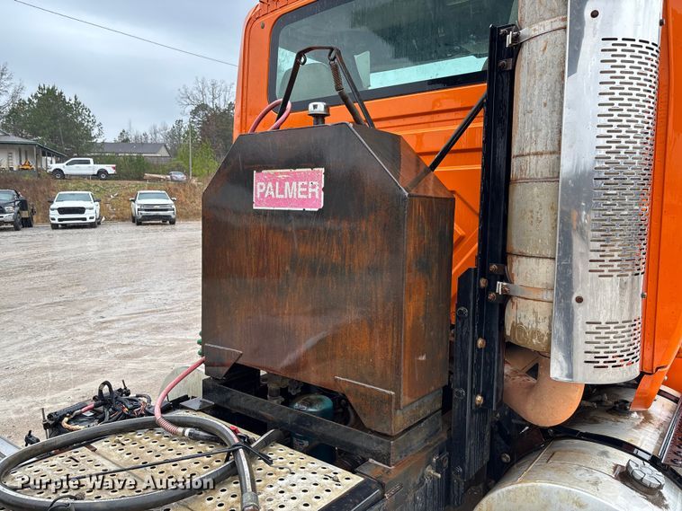 image for item DR2841 2006 International 8600 semi truck