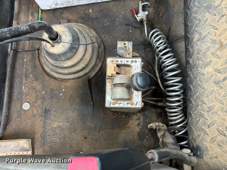 image for item DR2841 2006 International 8600 semi truck
