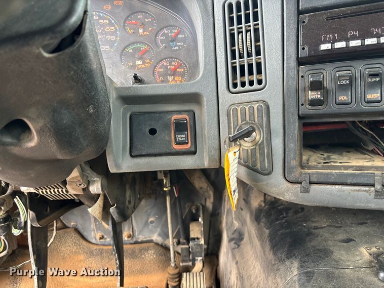 image for item DR2841 2006 International 8600 semi truck