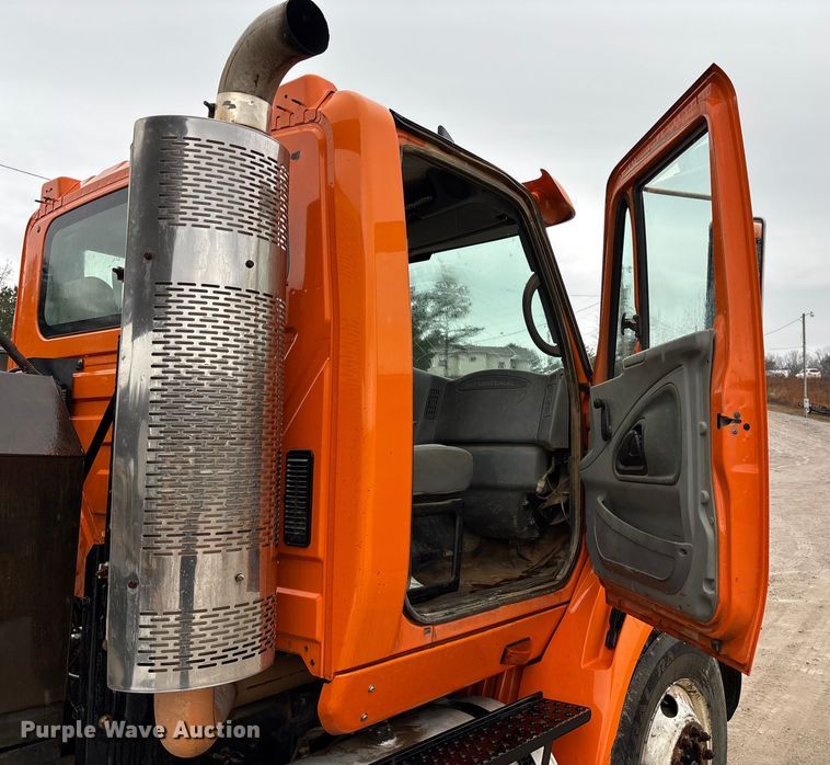 image for item DR2841 2006 International 8600 semi truck