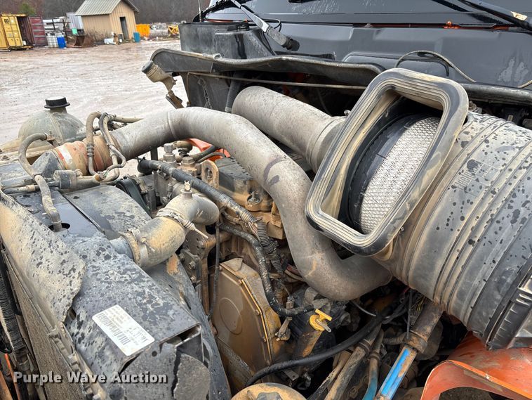 image for item DR2841 2006 International 8600 semi truck