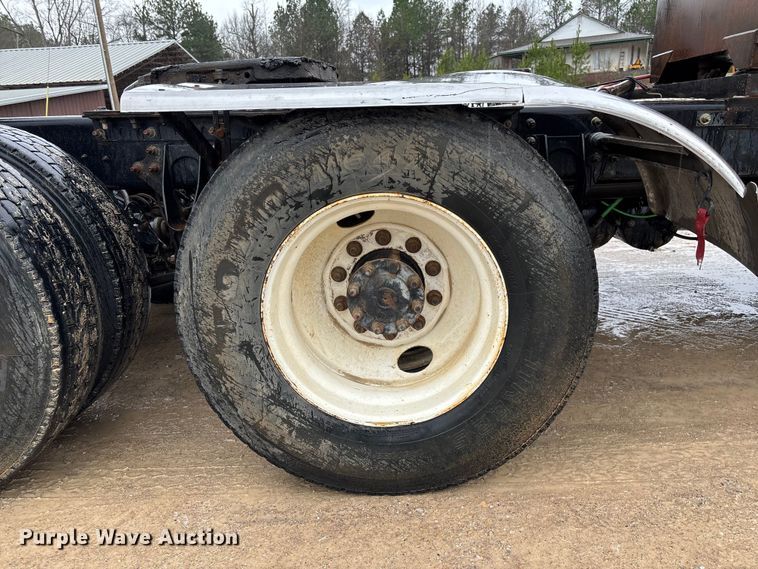 image for item DR2841 2006 International 8600 semi truck