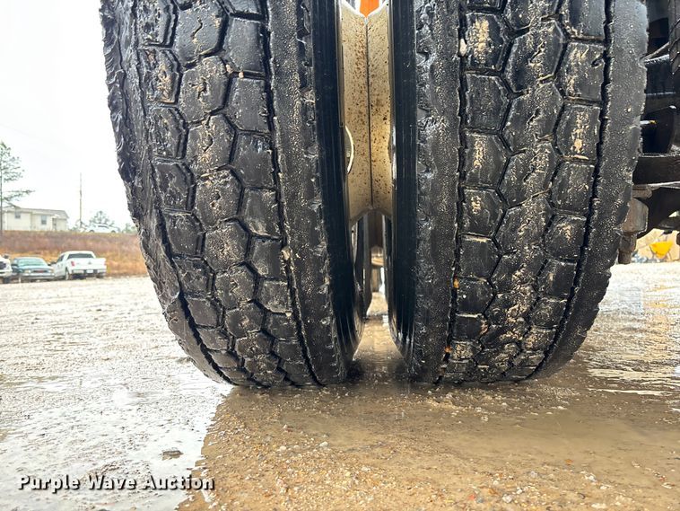 image for item DR2841 2006 International 8600 semi truck