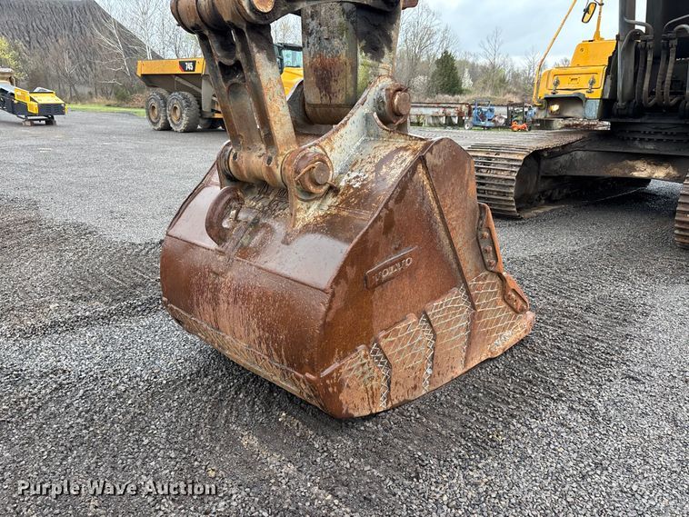 image for item DT0058 2002 Volvo EC330B LC excavator