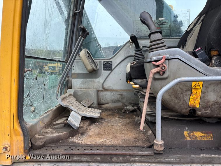 image for item DT0058 2002 Volvo EC330B LC excavator