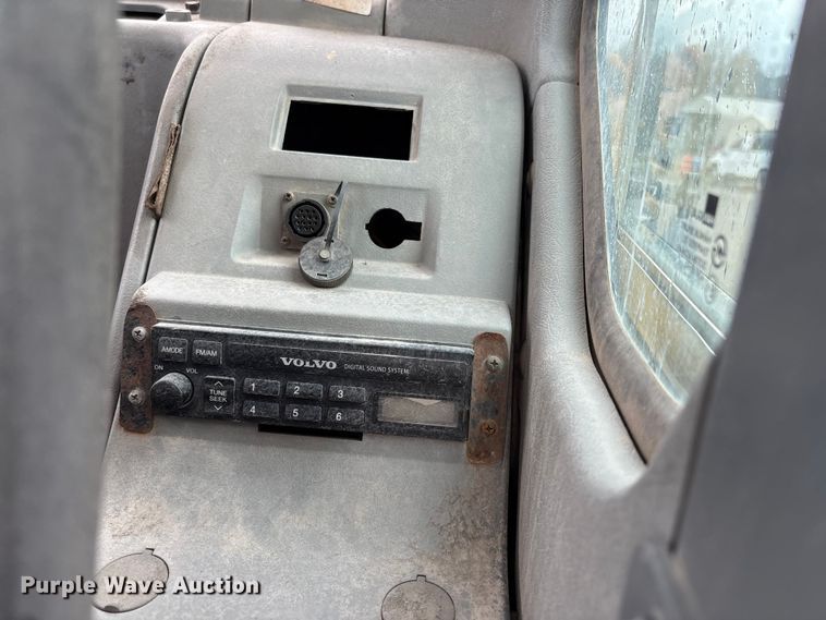 image for item DT0058 2002 Volvo EC330B LC excavator