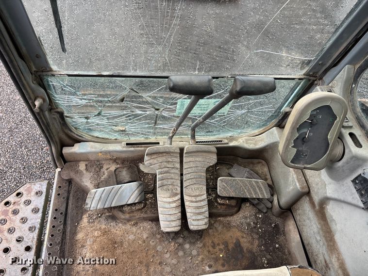 image for item DT0058 2002 Volvo EC330B LC excavator