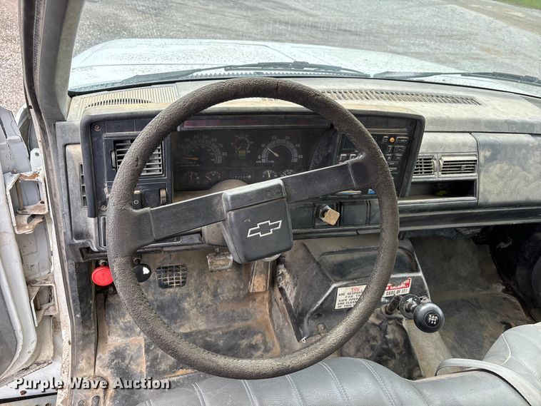 image for item DT0068 1990 Chevrolet C7 Kodiak dump flatbed truck