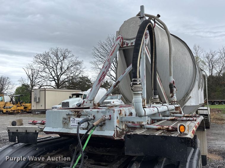 image for item DT0070 1989 Polar pneumatic dry bulk trailer