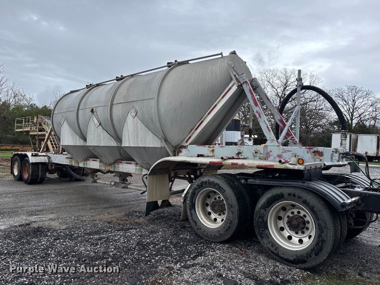 image for item DT0070 1989 Polar pneumatic dry bulk trailer