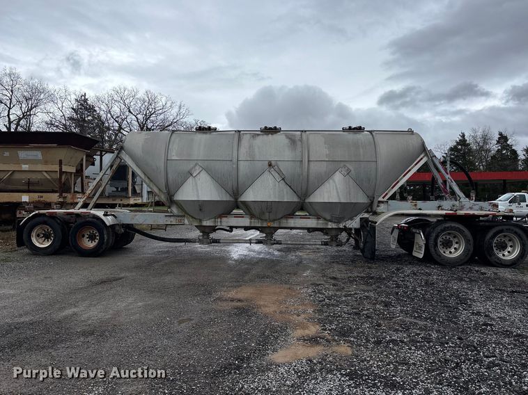 image for item DT0070 1989 Polar pneumatic dry bulk trailer