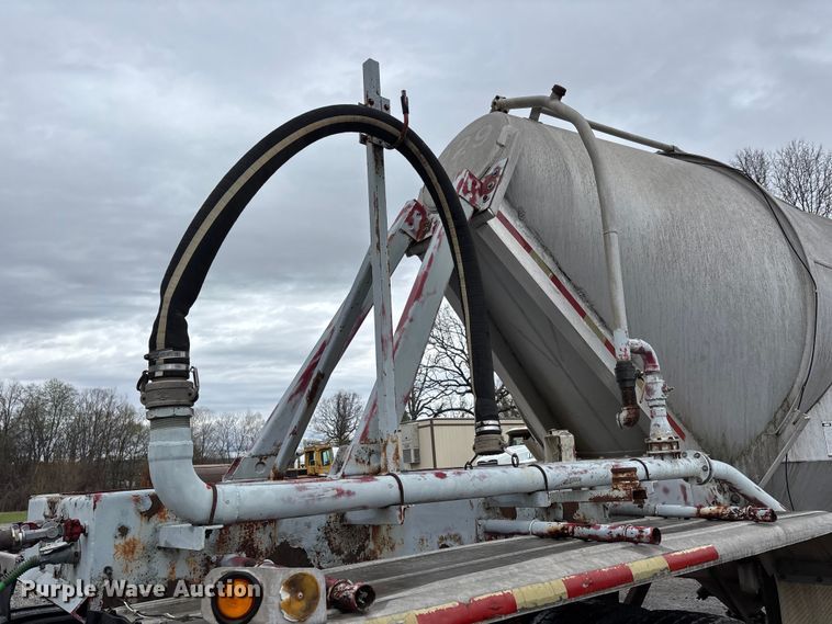 image for item DT0070 1989 Polar pneumatic dry bulk trailer