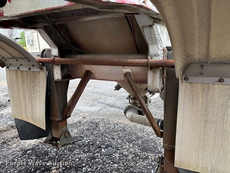 image for item DT0070 1989 Polar pneumatic dry bulk trailer