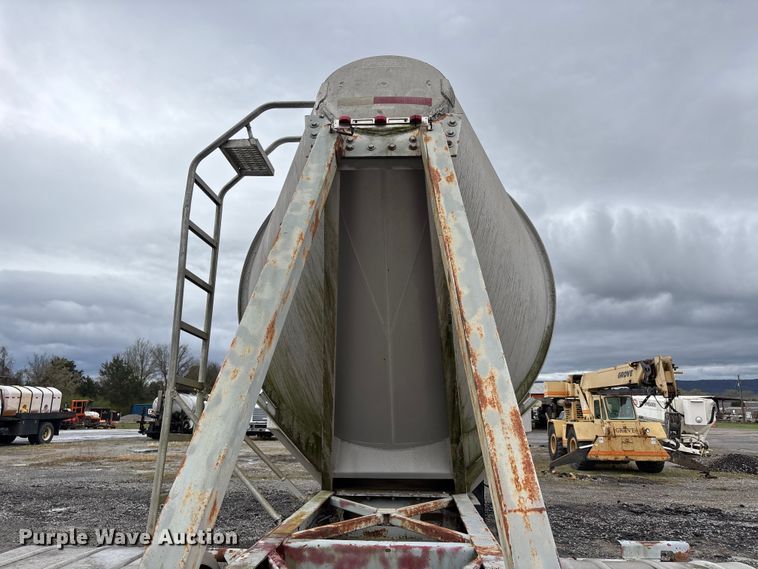 image for item DT0070 1989 Polar pneumatic dry bulk trailer