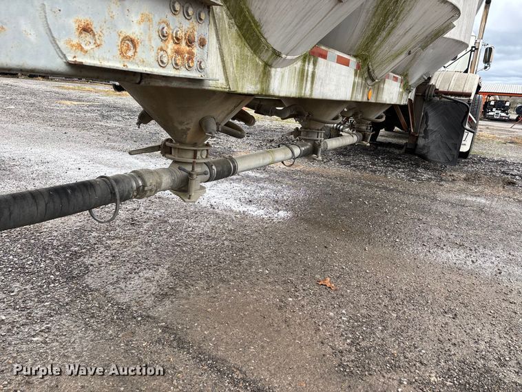 image for item DT0070 1989 Polar pneumatic dry bulk trailer