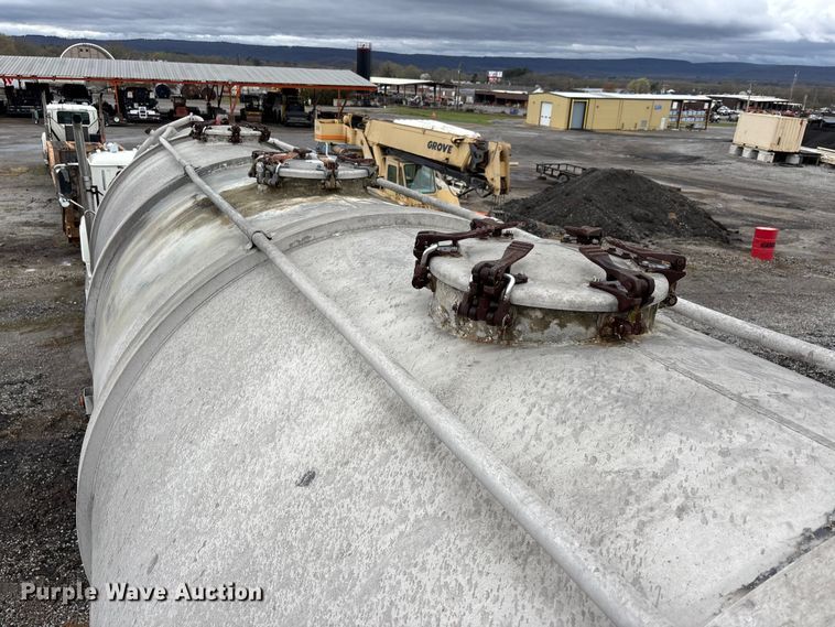 image for item DT0070 1989 Polar pneumatic dry bulk trailer