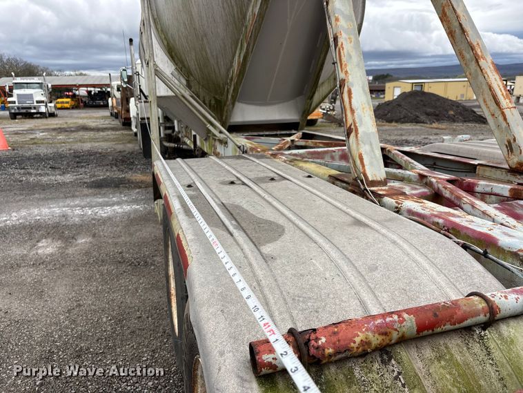 image for item DT0070 1989 Polar pneumatic dry bulk trailer