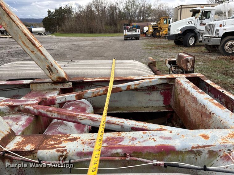 image for item DT0070 1989 Polar pneumatic dry bulk trailer