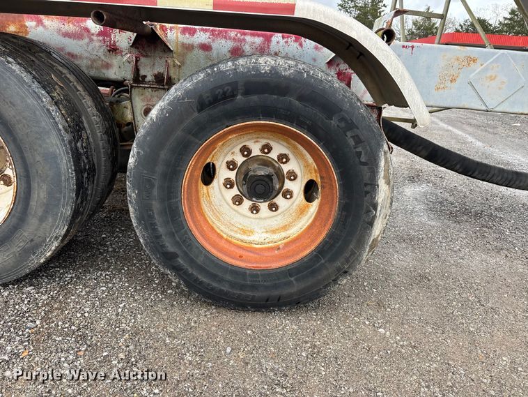 image for item DT0070 1989 Polar pneumatic dry bulk trailer