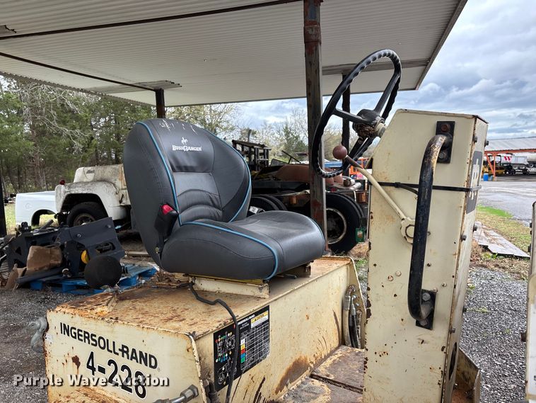 image for item DT0072 Ingersoll Rand DD-25 double drum vibratory roller