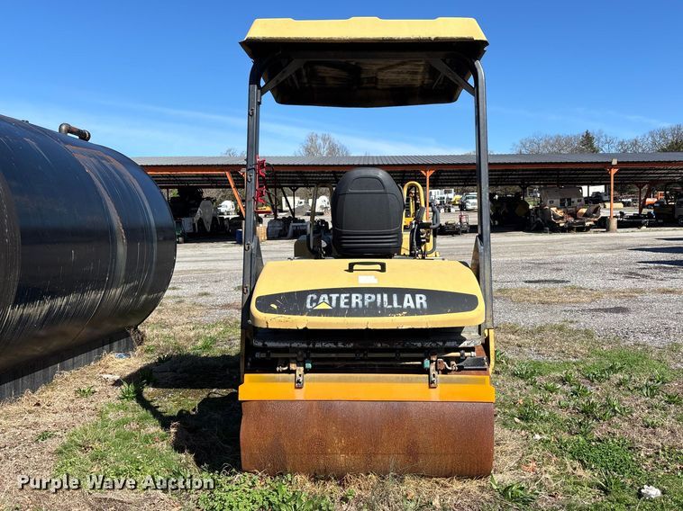 image for item DT0079 2000 Caterpillar CB-334D double drum vibratory roller