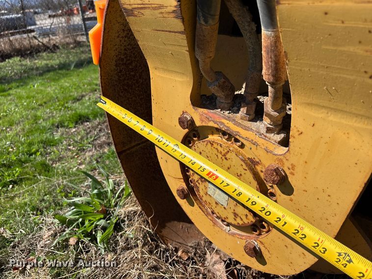 image for item DT0079 2000 Caterpillar CB-334D double drum vibratory roller