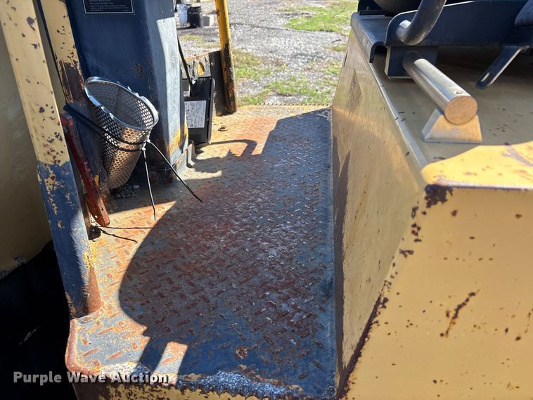 image for item DT0079 2000 Caterpillar CB-334D double drum vibratory roller