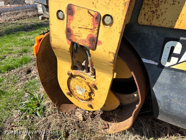 image for item DT0079 2000 Caterpillar CB-334D double drum vibratory roller