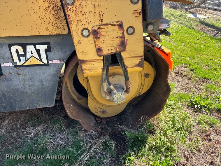 image for item DT0079 2000 Caterpillar CB-334D double drum vibratory roller