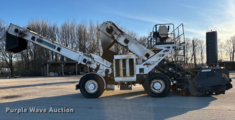 image for item DT0084 2006 Roadtec MTV-1000C material transfer vehicle