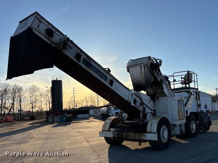 image for item DT0084 2006 Roadtec MTV-1000C material transfer vehicle