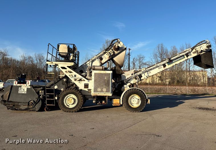 image for item DT0084 2006 Roadtec MTV-1000C material transfer vehicle