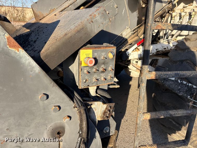 image for item DT0084 2006 Roadtec MTV-1000C material transfer vehicle