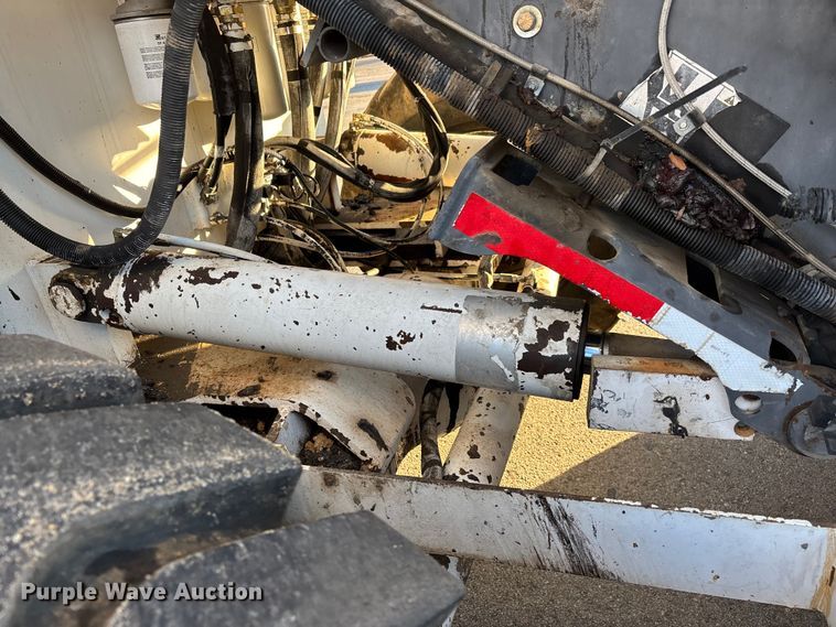 image for item DT0084 2006 Roadtec MTV-1000C material transfer vehicle