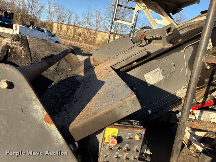 image for item DT0084 2006 Roadtec MTV-1000C material transfer vehicle