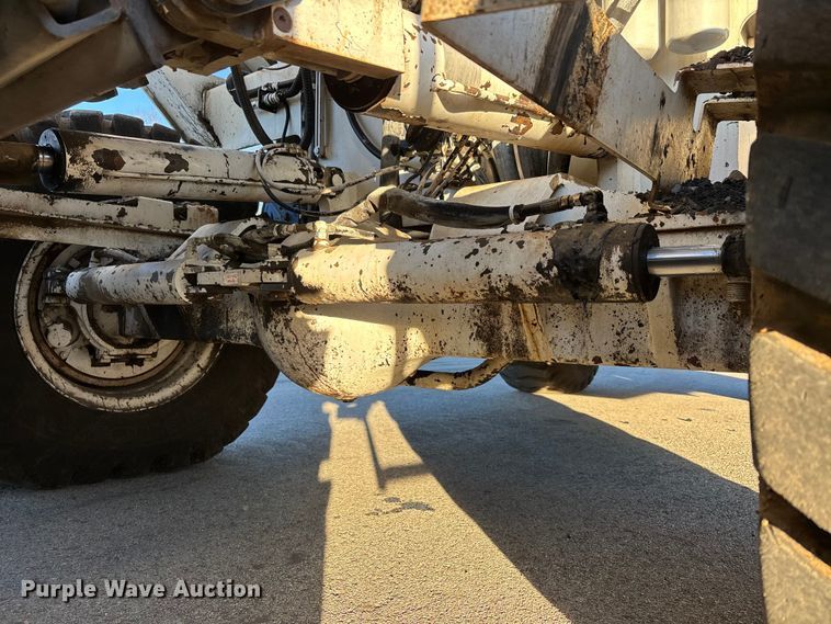 image for item DT0084 2006 Roadtec MTV-1000C material transfer vehicle