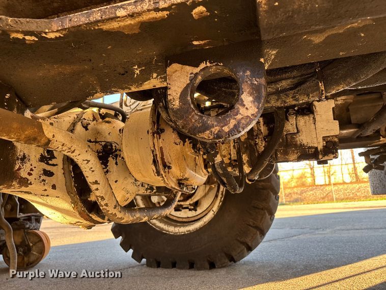 image for item DT0084 2006 Roadtec MTV-1000C material transfer vehicle