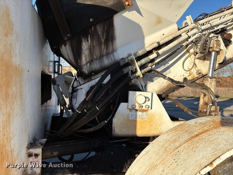 image for item DT0084 2006 Roadtec MTV-1000C material transfer vehicle