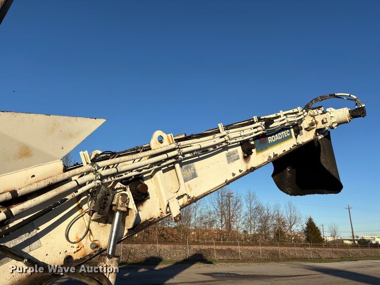 image for item DT0084 2006 Roadtec MTV-1000C material transfer vehicle