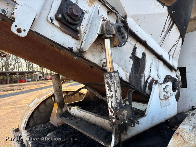 image for item DT0084 2006 Roadtec MTV-1000C material transfer vehicle