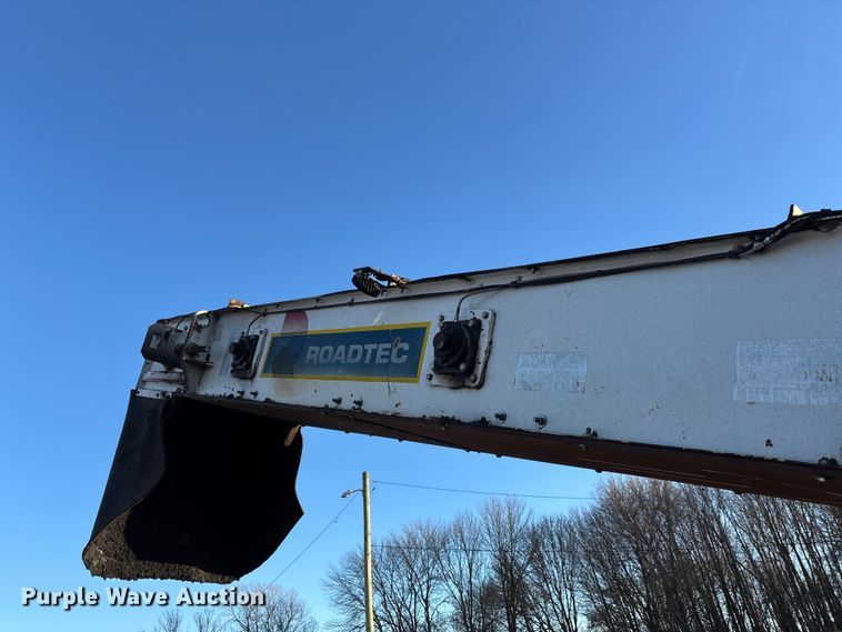 image for item DT0084 2006 Roadtec MTV-1000C material transfer vehicle