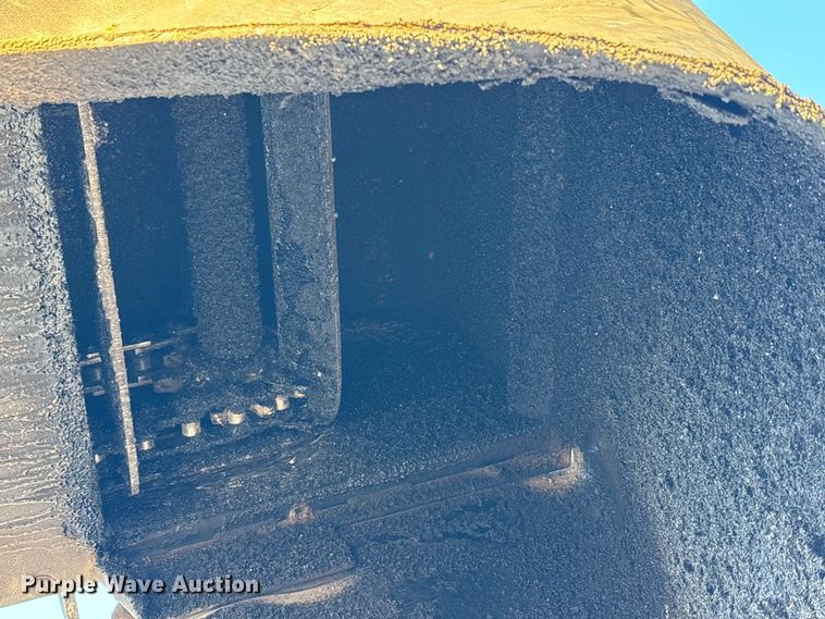 image for item DT0084 2006 Roadtec MTV-1000C material transfer vehicle