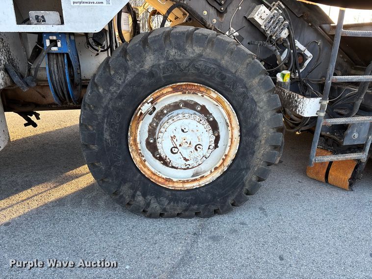 image for item DT0084 2006 Roadtec MTV-1000C material transfer vehicle