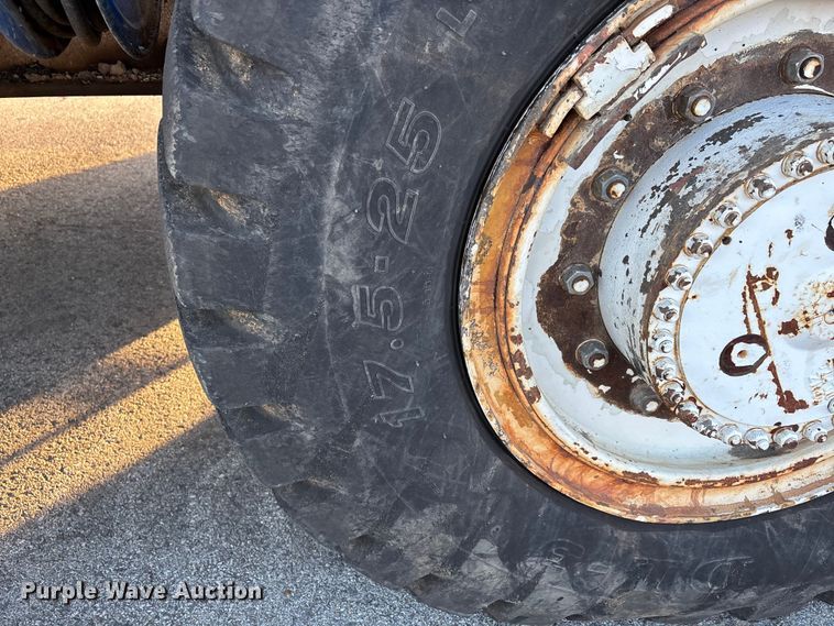 image for item DT0084 2006 Roadtec MTV-1000C material transfer vehicle